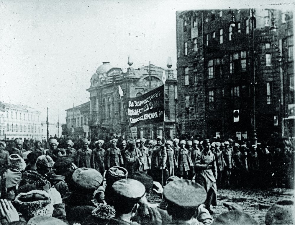 Торжественное начало: Российская большевистская армия входит в Харьков в январе 1918 года